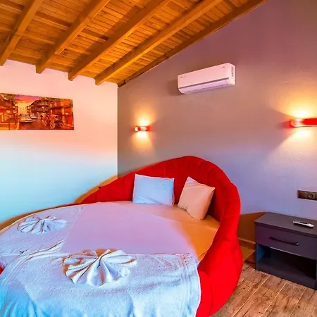 Honeymoon With Sheltered Pool فتحية