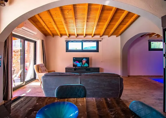 Honeymoon With Sheltered Pool Vila Fethiye