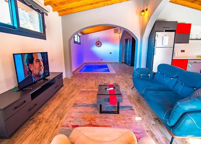 Honeymoon With Sheltered Pool Vila