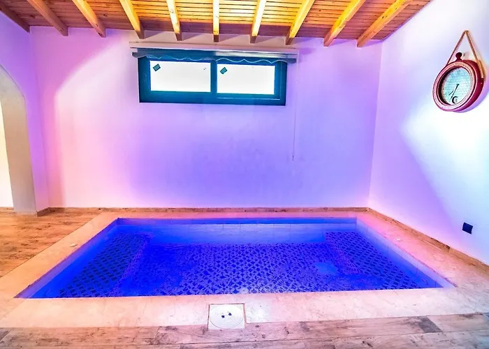 Honeymoon With Sheltered Pool Vila