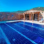 Honeymoon With Sheltered Pool Vilă *